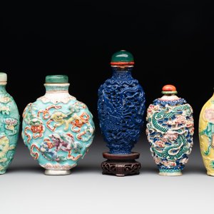Five Chinese moulded famille rose snuff bottles, Qianlong mark, 19th C. — photo 3