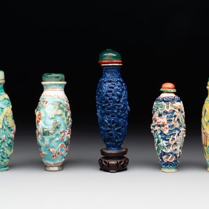 Five Chinese moulded famille rose snuff bottles, Qianlong mark, 19th C. — photo 4