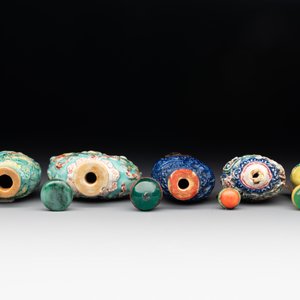 Five Chinese moulded famille rose snuff bottles, Qianlong mark, 19th C. — photo 5