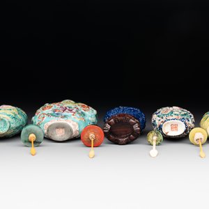 Five Chinese moulded famille rose snuff bottles, Qianlong mark, 19th C. — photo 6