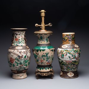Five Chinese Nanking famille verte, rose, blue and white vases and two jars, 19th C. — 照片 2