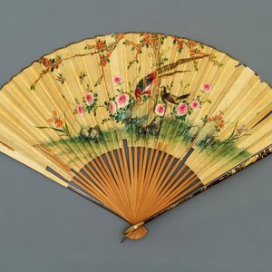Five Chinese painted paper, wood and lacquer fans, Canton, 19th C. — 照片 2