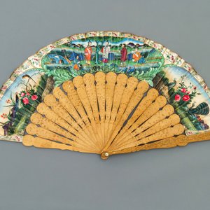 Five Chinese painted paper, wood and lacquer fans, Canton, 19th C. — 照片 8