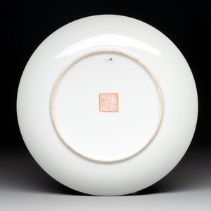 Five Chinese polychrome plates, signed Zou Furen 邹甫仁, dated 1989 — photo 7
