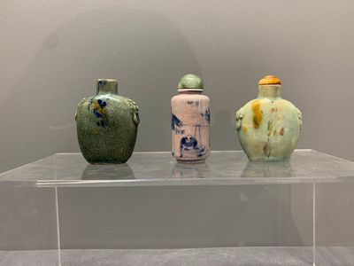 Five Chinese porcelain snuff bottles and a covered '100 boys' box, Kangxi mark, 19/20th C. — photo 3