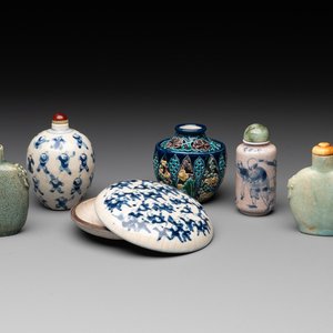 Five Chinese porcelain snuff bottles and a covered '100 boys' box, Kangxi mark, 19/20th C. — photo 1