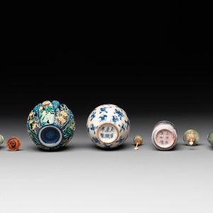 Five Chinese porcelain snuff bottles and a covered '100 boys' box, Kangxi mark, 19/20th C. — photo 11