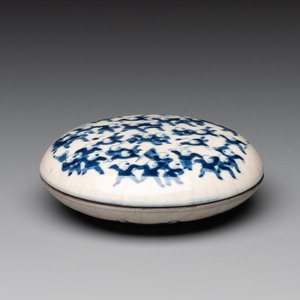 Five Chinese porcelain snuff bottles and a covered '100 boys' box, Kangxi mark, 19/20th C. — photo 2