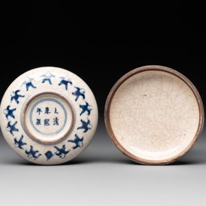 Five Chinese porcelain snuff bottles and a covered '100 boys' box, Kangxi mark, 19/20th C. — photo 5