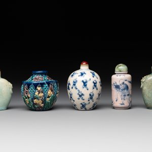 Five Chinese porcelain snuff bottles and a covered '100 boys' box, Kangxi mark, 19/20th C. — photo 6