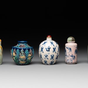 Five Chinese porcelain snuff bottles and a covered '100 boys' box, Kangxi mark, 19/20th C. — photo 7