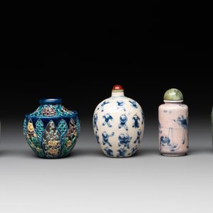 Five Chinese porcelain snuff bottles and a covered '100 boys' box, Kangxi mark, 19/20th C. — photo 9