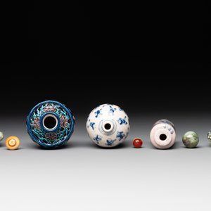 Five Chinese porcelain snuff bottles and a covered '100 boys' box, Kangxi mark, 19/20th C. — photo 10
