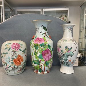 Five Chinese qianjiang cai, famille rose and celadon vases, 19/20th C. — 照片 14