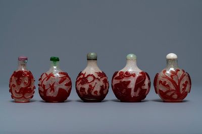 Five Chinese red overlay snowflake glass snuff bottles, 18/20th C.