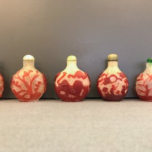 Five Chinese red overlay snowflake glass snuff bottles, 18/20th C. — photo 18