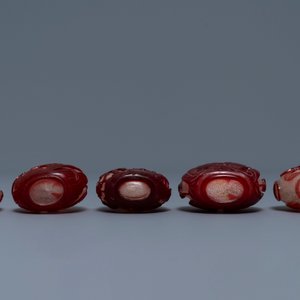 Five Chinese red overlay snowflake glass snuff bottles, 18/20th C. — photo 4
