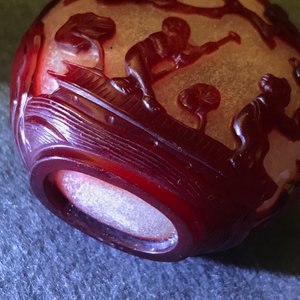 Five Chinese red overlay snowflake glass snuff bottles, 18/20th C. — photo 14