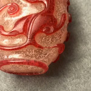 Five Chinese red overlay snowflake glass snuff bottles, 18/20th C. — photo 5