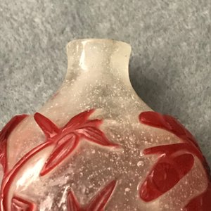 Five Chinese red overlay snowflake glass snuff bottles, 18/20th C. — photo 6