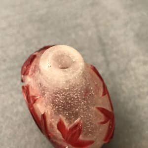 Five Chinese red overlay snowflake glass snuff bottles, 18/20th C. — photo 10
