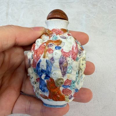 Five Chinese relief-moulded snuff bottles — photo 8