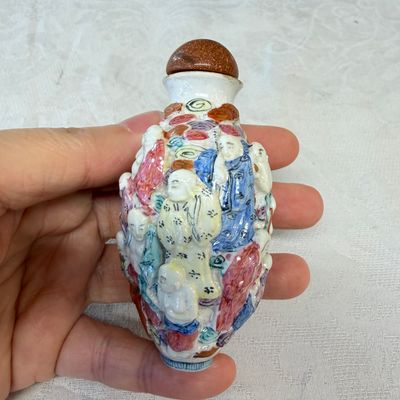 Five Chinese relief-moulded snuff bottles — photo 9
