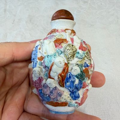 Five Chinese relief-moulded snuff bottles — photo 10
