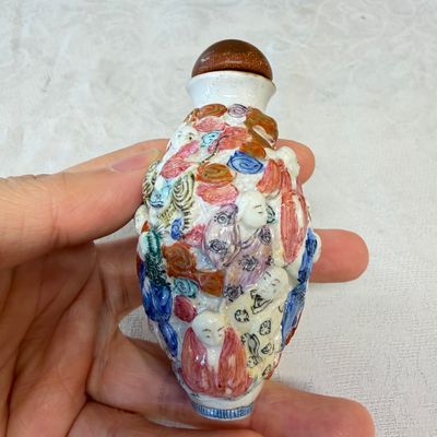 Five Chinese relief-moulded snuff bottles — photo 11