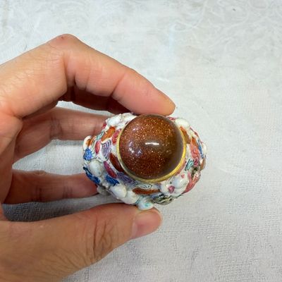 Five Chinese relief-moulded snuff bottles — photo 12