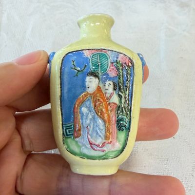 Five Chinese relief-moulded snuff bottles — photo 15