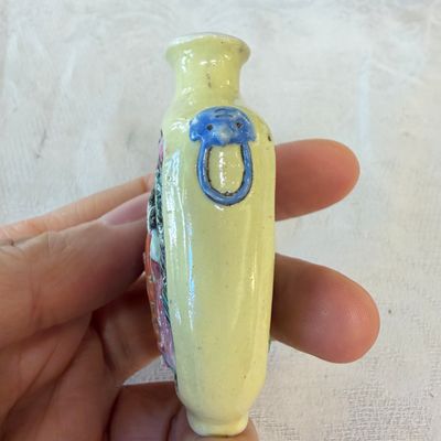 Five Chinese relief-moulded snuff bottles — photo 16