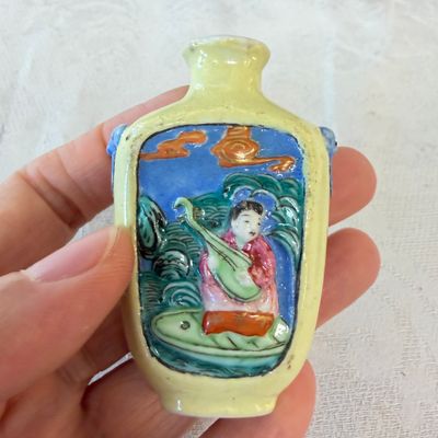 Five Chinese relief-moulded snuff bottles — photo 17