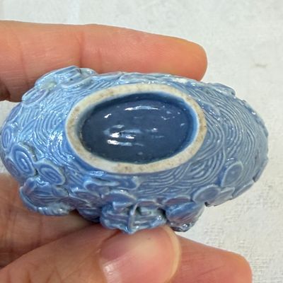 Five Chinese relief-moulded snuff bottles — photo 26