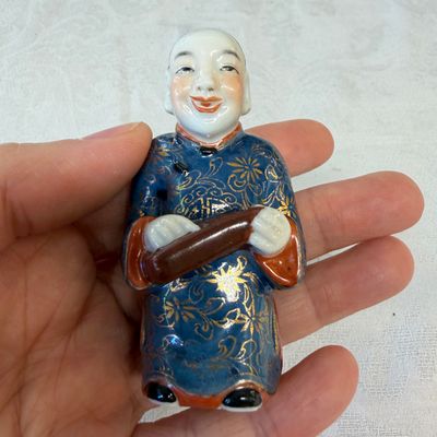 Five Chinese relief-moulded snuff bottles — photo 27