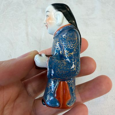 Five Chinese relief-moulded snuff bottles — photo 28