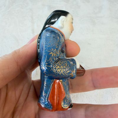 Five Chinese relief-moulded snuff bottles — photo 30