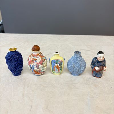 Five Chinese relief-moulded snuff bottles — photo 1