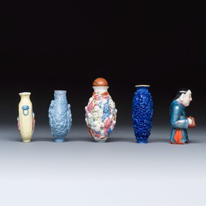 Five Chinese relief-moulded snuff bottles — photo 5