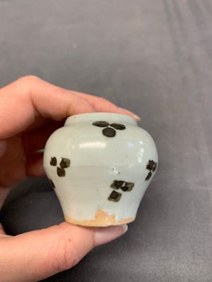 Five Chinese russet-splashed Longquan celadon jarlets, Song/Yuan — photo 11