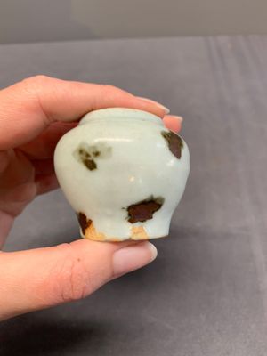 Five Chinese russet-splashed Longquan celadon jarlets, Song/Yuan — photo 15