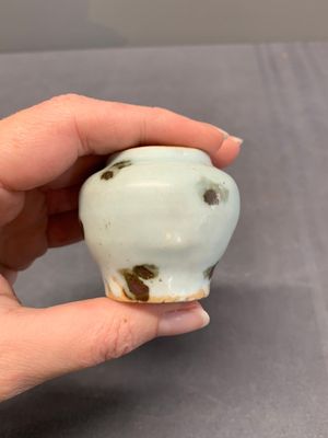 Five Chinese russet-splashed Longquan celadon jarlets, Song/Yuan — photo 17