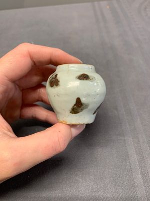 Five Chinese russet-splashed Longquan celadon jarlets, Song/Yuan — photo 4