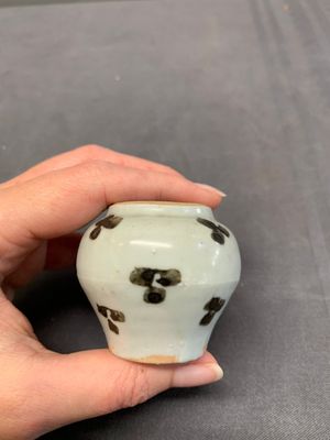 Five Chinese russet-splashed Longquan celadon jarlets, Song/Yuan — photo 8