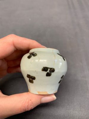 Five Chinese russet-splashed Longquan celadon jarlets, Song/Yuan — photo 9