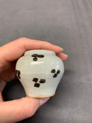 Five Chinese russet-splashed Longquan celadon jarlets, Song/Yuan — photo 10