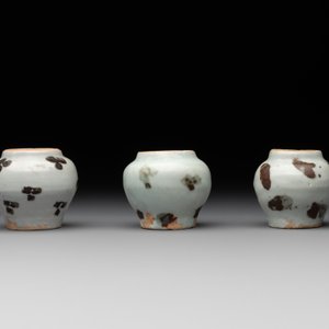 Five Chinese russet-splashed Longquan celadon jarlets, Song/Yuan — photo 2