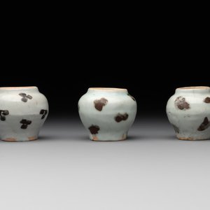 Five Chinese russet-splashed Longquan celadon jarlets, Song/Yuan — photo 3