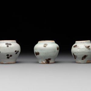 Five Chinese russet-splashed Longquan celadon jarlets, Song/Yuan — photo 4
