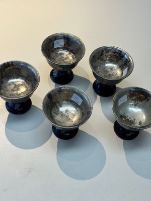 Five Chinese silver-lined laque burgauté stem cups and a bowl, 18th C. — photo 1